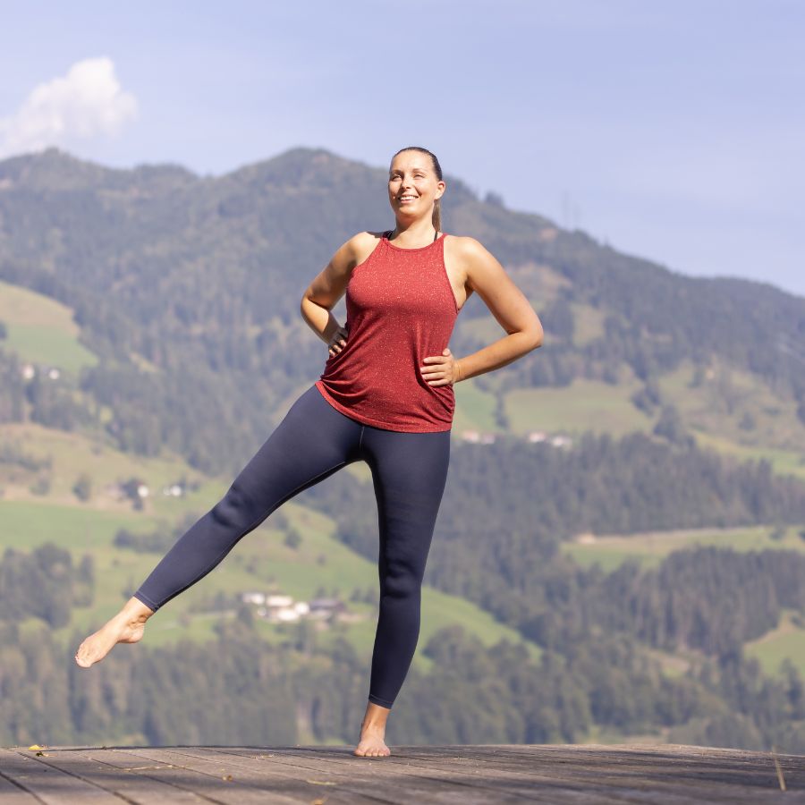 Frau macht Pilates und Yoga in der Natur